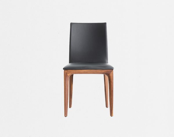 Bequemer Designerstuhl auf Massivholz Gestell in Leder mit gepolsterter Sitz- und Rückenlehne