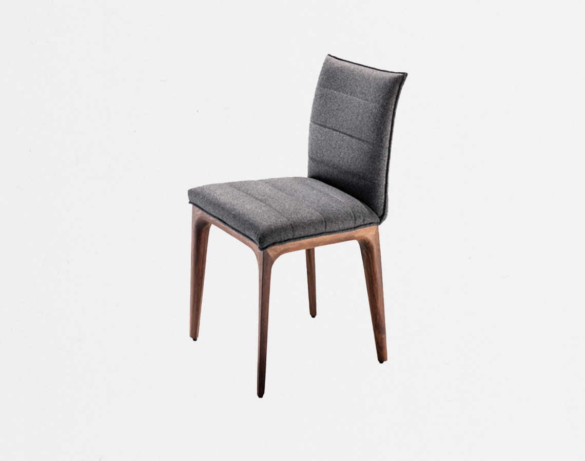 Seitenansicht bequemer Designerstuhl auf Massivholz Gestell in Filz mit Posterschaum