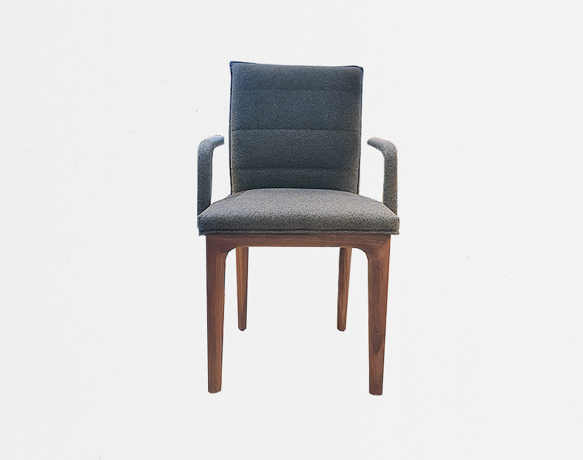 Bequemer Designerstuhl auf Massivholz Gestell in Filz mit weichem Polsterschaum und Armlehne