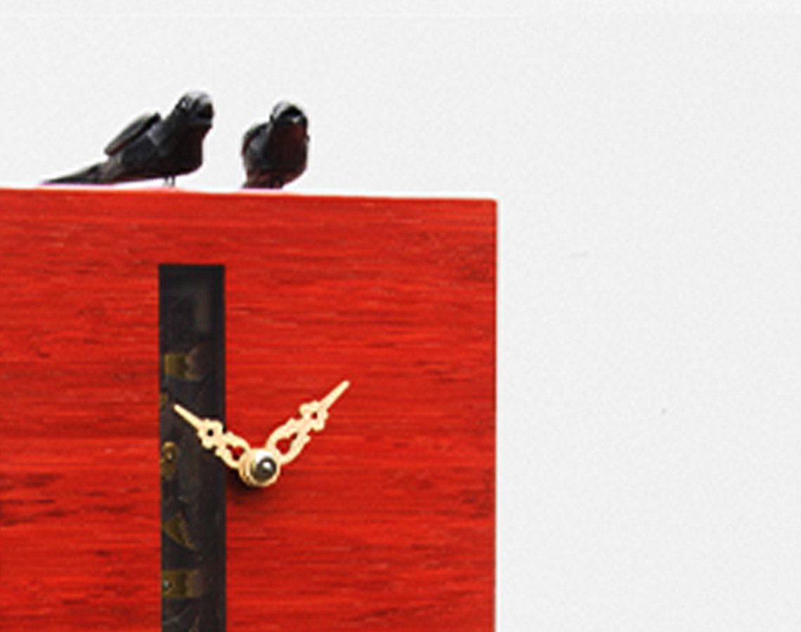 wohnschmiede-fridrich-kubus-mit-zwei-voegeln-und-fenster-uhr-rot-02