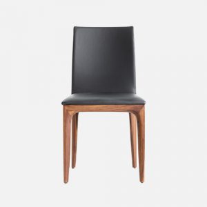 Bequemer Designerstuhl auf Massivholz Gestell in Leder mit gepolsterter Sitz- und Rückenlehne