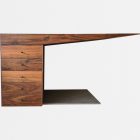 Eleganter Schreibtisch mit freischwebender Platte und integrierter Stahlplatte gefertigt in Massivholz Nussbaum