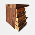 Geöffnete Schubladen eleganter Schreibtisch mit freischwebender Platte gefertigt in Massivholz Nussbaum
