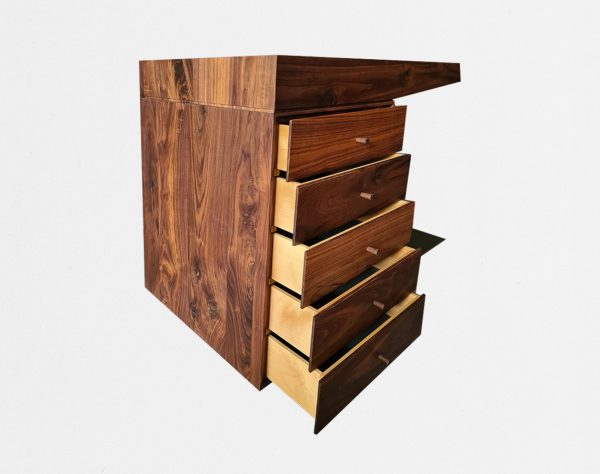 Geöffnete Schubladen eleganter Schreibtisch mit freischwebender Platte gefertigt in Massivholz Nussbaum
