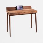Minimalistischer Schreibtisch gefertigt in Massivholz Nussbaum mit integrierter Tablet-Halterung