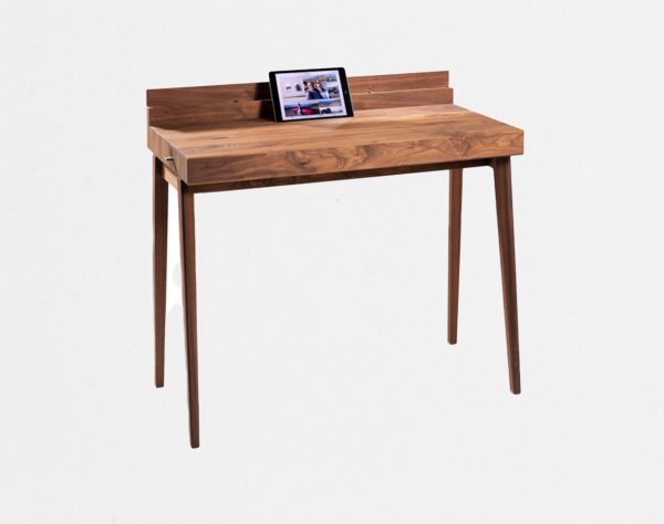Minimalistischer Schreibtisch gefertigt in Massivholz Nussbaum mit integrierter Tablet-Halterung
