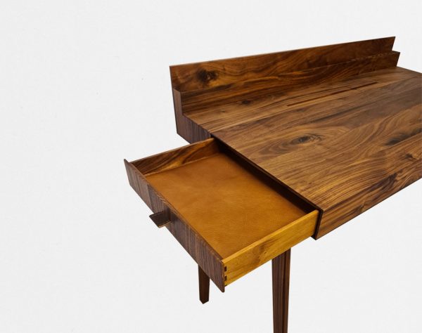 Nahaufnahme Schublade minimalistischer Schreibtisch gefertigt in Massivholz Nussbaum