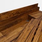 Nahaufnahme minimalistischer Schreibtisch gefertigt in Massivholz Nussbaum mit integrierter Tablet-Halterung