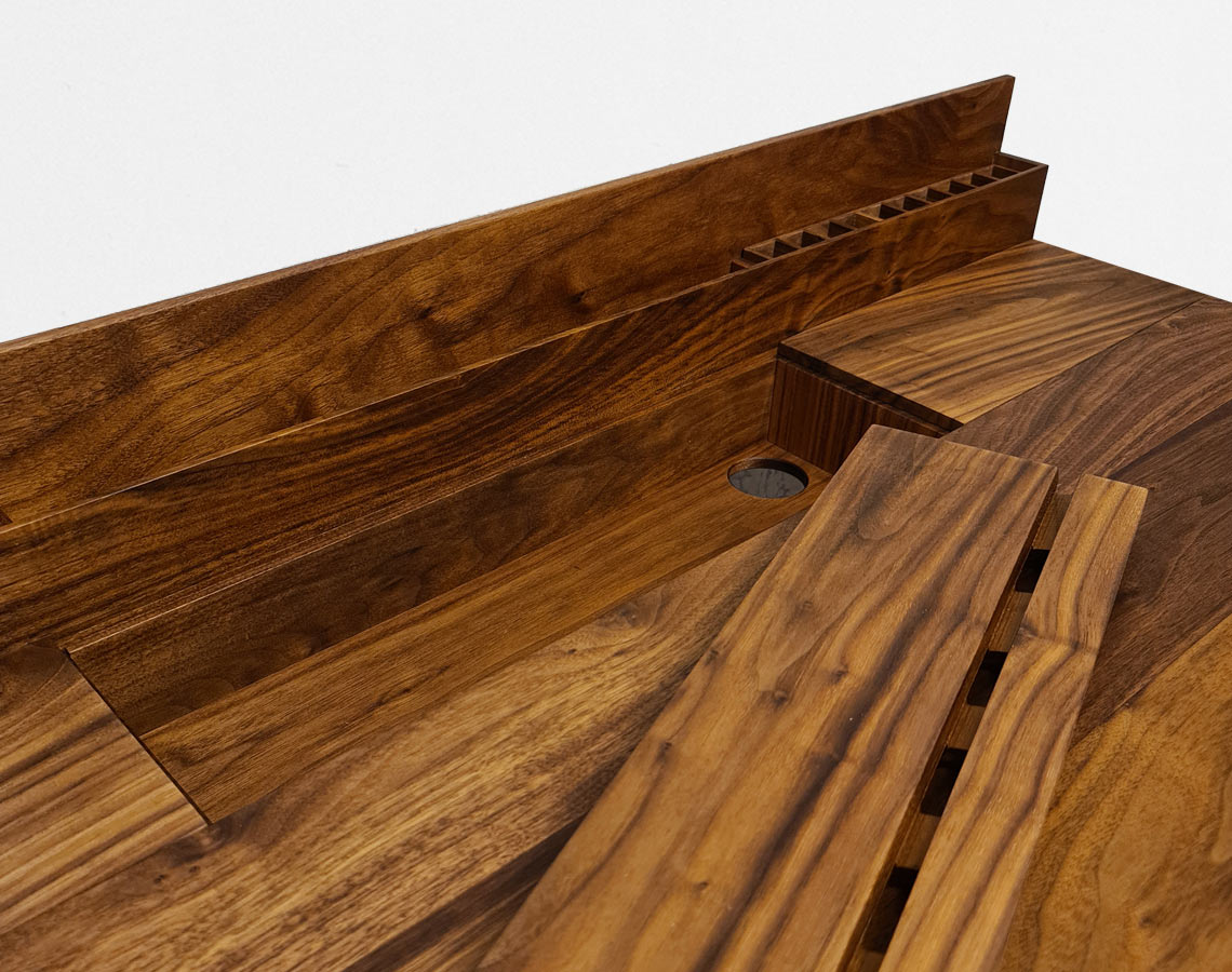 Nahaufnahme minimalistischer Schreibtisch gefertigt in Massivholz Nussbaum mit integrierter Tablet-Halterung