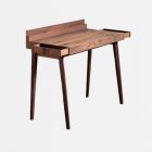 Seitenansicht minimalistischer Schreibtisch gefertigt in Massivholz Nussbaum mit integrierter Tablet-Halterung