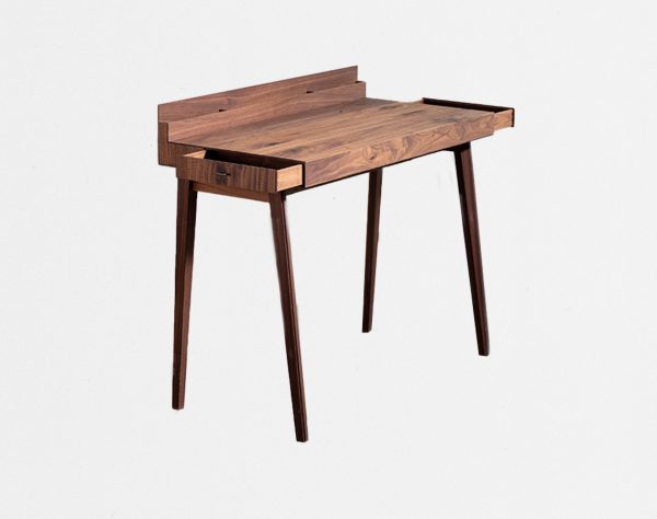 Seitenansicht minimalistischer Schreibtisch gefertigt in Massivholz Nussbaum mit integrierter Tablet-Halterung
