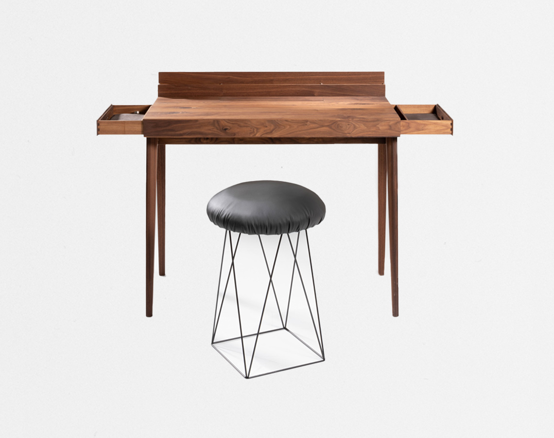 Minimalistischer Schreibtisch gefertigt in Massivholz Nussbaum mit integrierter Tablet-Halterung mit geöffneten Schubladen