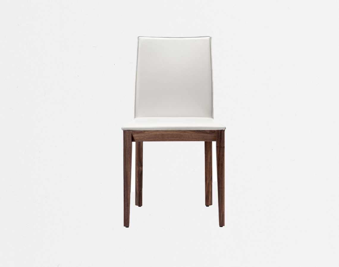 Bequemer Designerstuhl auf Massivholz Gestell in Leder