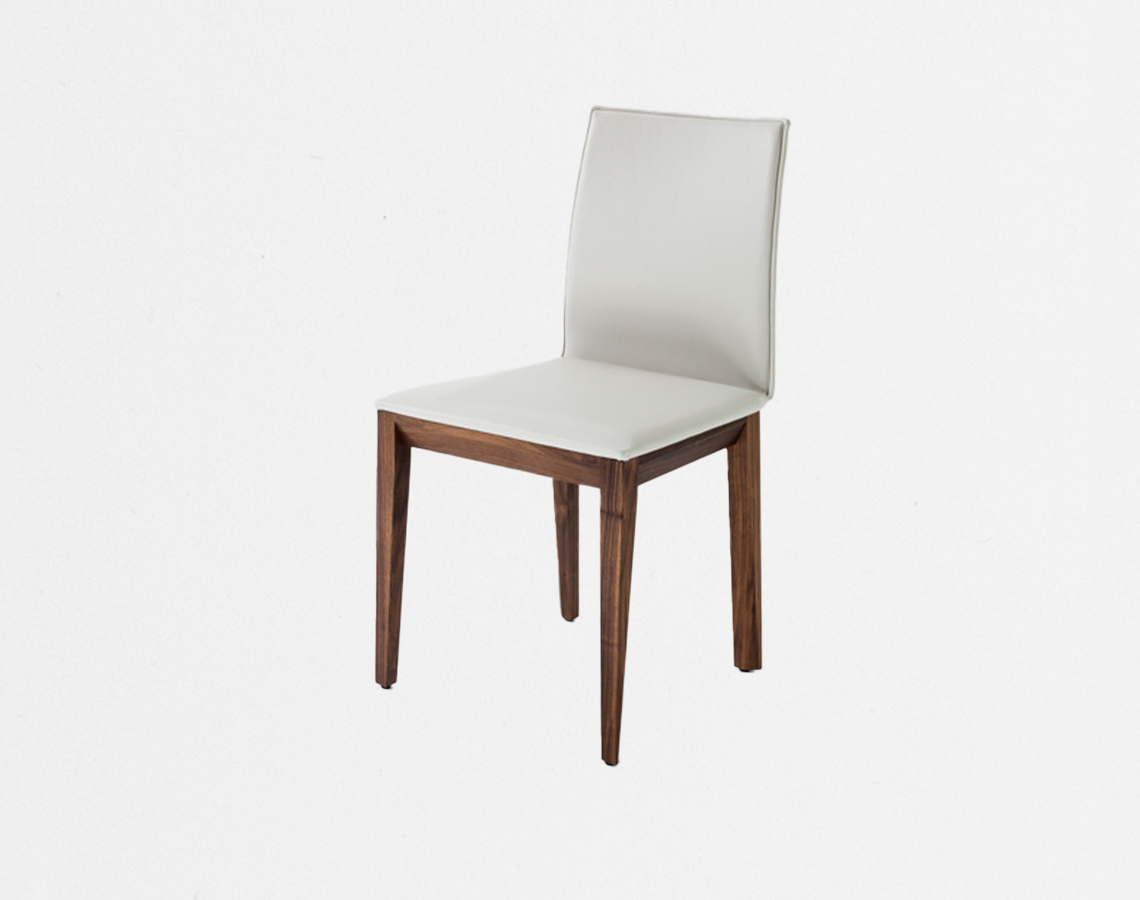 Bequemer Designerstuhl auf Massivholz Gestell in Leder