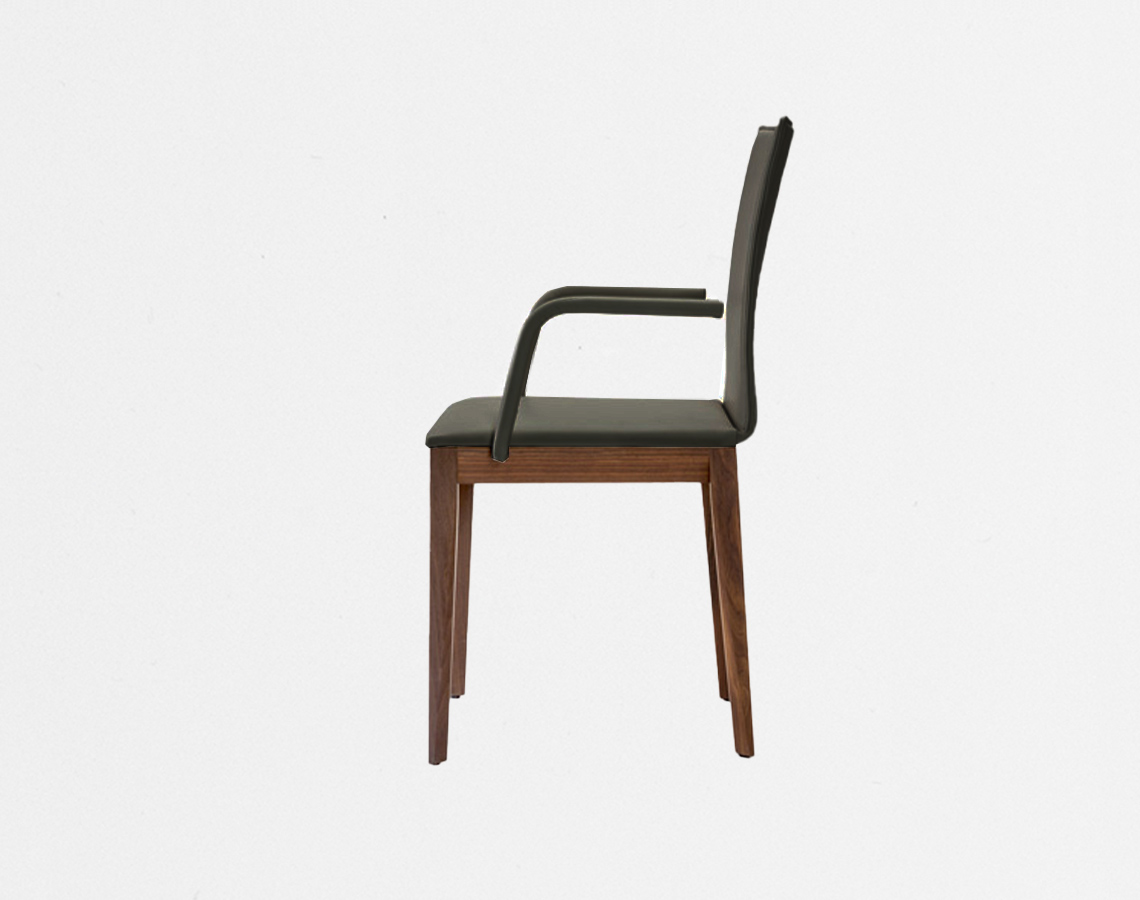 Seitenansicht bequemer Designerstuhl auf Massivholz Gestell in Leder mit Armlehne