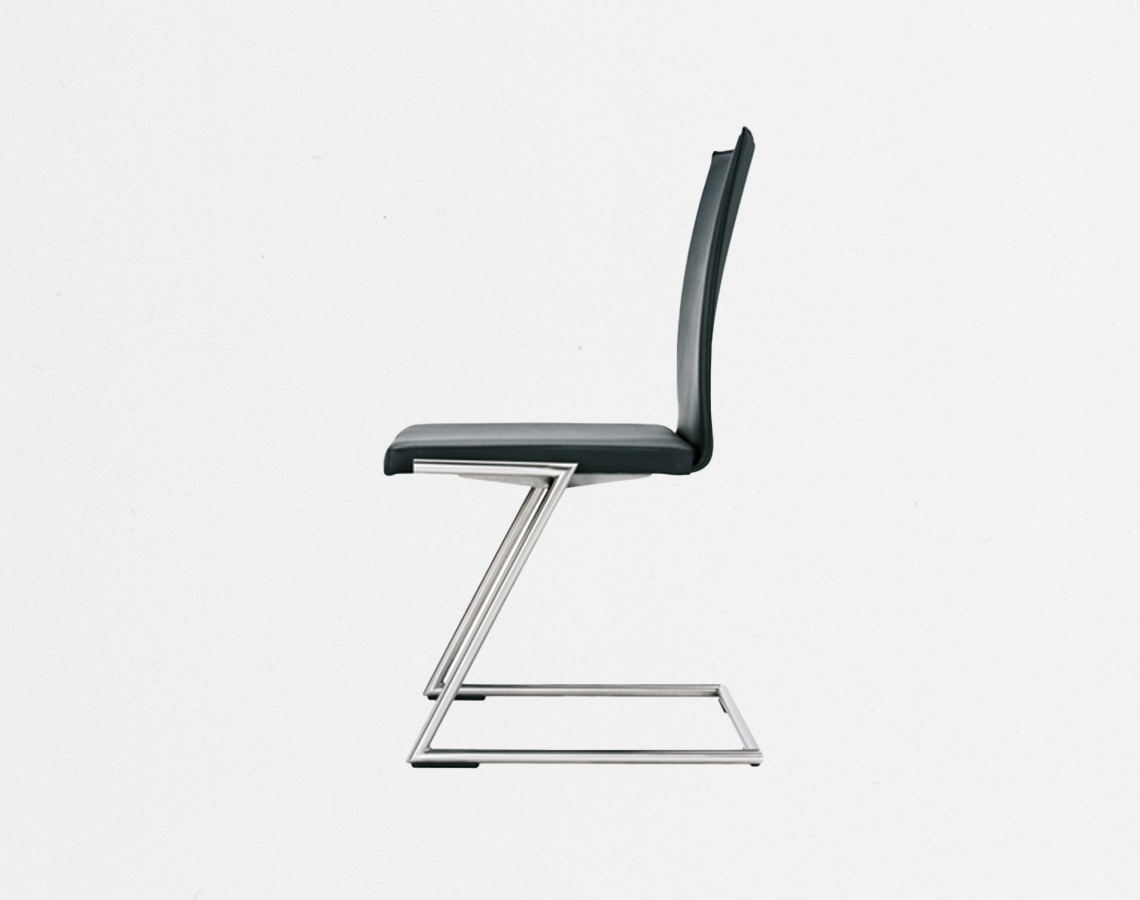 wohnschmiede-fridrich-stuhl-z-02 Seitenansicht bequemer Freischwinger auf Stahlgestell in Leder mit gepolsterter Sitz- und Rückenlehne