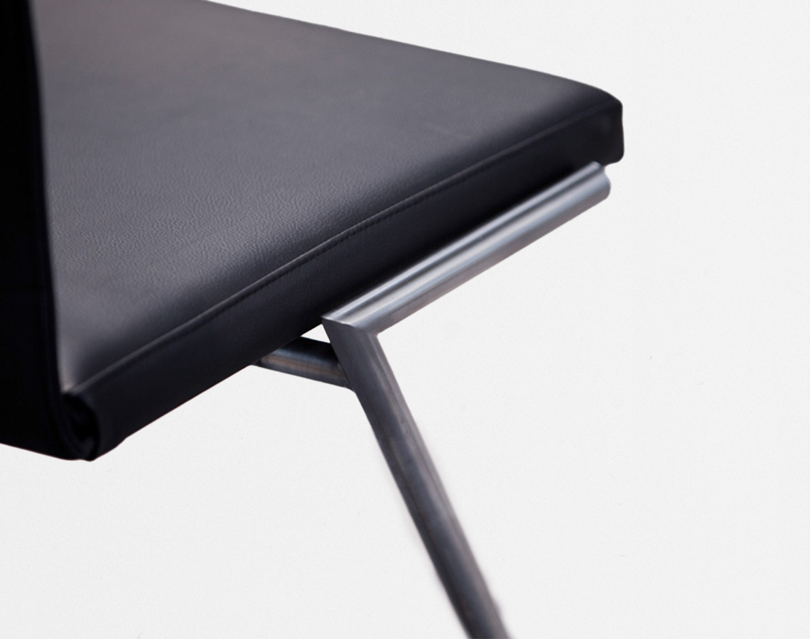 wohnschmiede-fridrich-stuhl-z-03 Detailaufnahme Freischwinger auf Stahlgestell in Leder mit gepolsterter Sitz- und Rückenlehne
